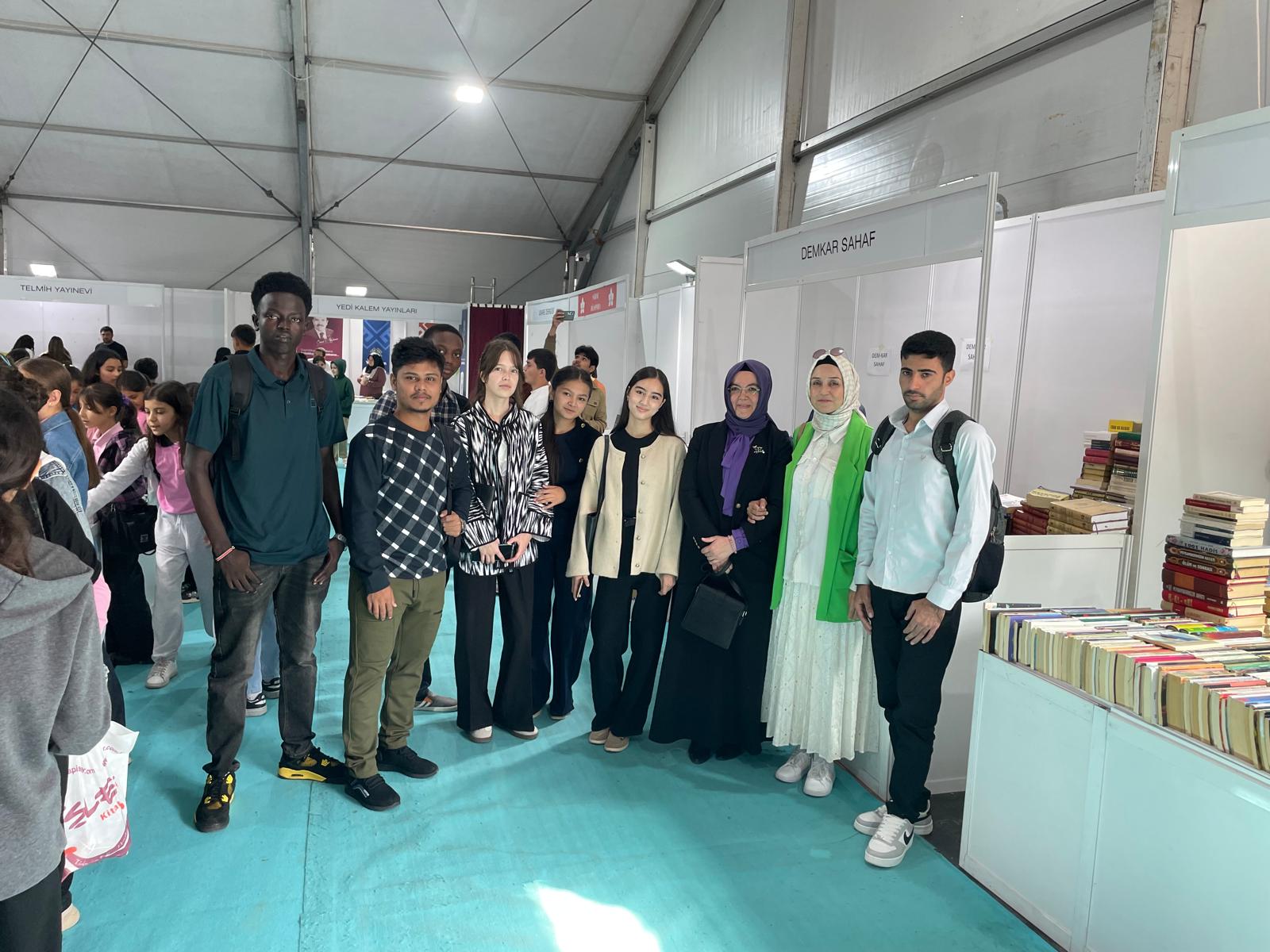 KSÜ TÖMER öğrencileri Kitap Fuarı'nda kültürel bir yolculuğa çıktı.